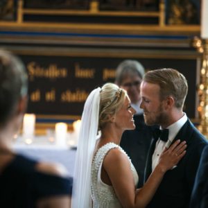 Brudepar first kiss i slotskirken på Holckenhavn Slot