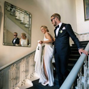 Brudepar på Halltrappe på holckenhavn Slot