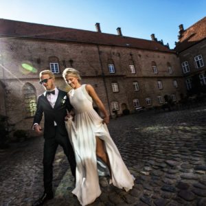Brudepar i slotsgården på Holckenhavn Slot