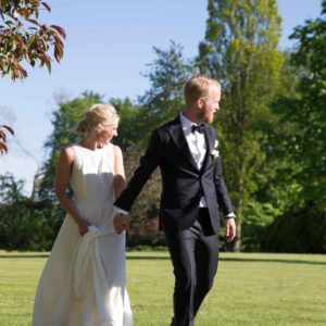 Bryllupsfotografering i slotsparken på Holckenhavn Slot