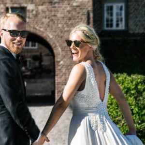 Norsk brudepar på vindebro på Holckenhavn Slot