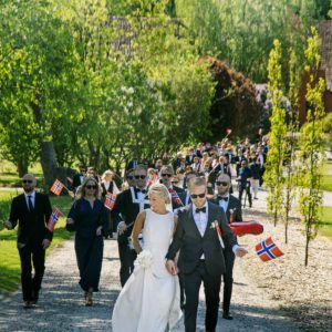Bryllupsgæster på vej mod flaghejsning