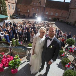 Fællesbillede fra hovedtrappen til bryllup på Holckenhavn Slot