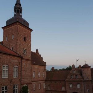 Aftenskumring på gårdspladsen på Holckenhavn Slot