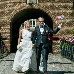 Norsk brudepar på vindebroen på Holckenhavn Slot