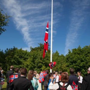 Flaghejsning af det norske flag til bryllup på Holckenhavn Slot