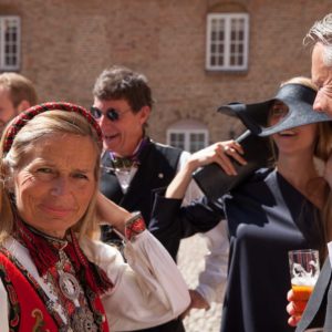 Dame i norsk nationaldragt til bryllup på Holckenhavn Slot