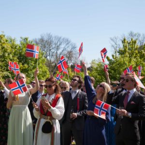 Norske bryllupsgæster på Holckenhavn Slot fejre nationaldag